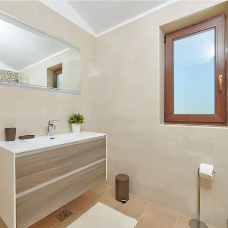 Giovanna By Interhome * Poreč